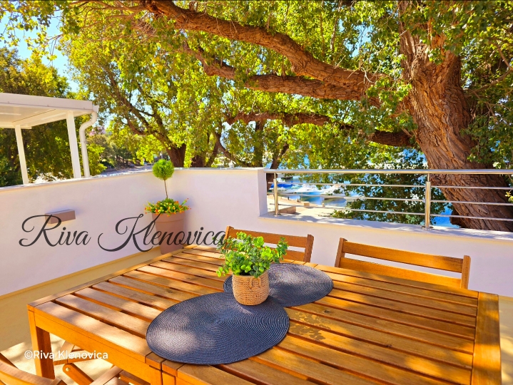 Terrazza dell’appartamento Riva al primo piano a Klenovica